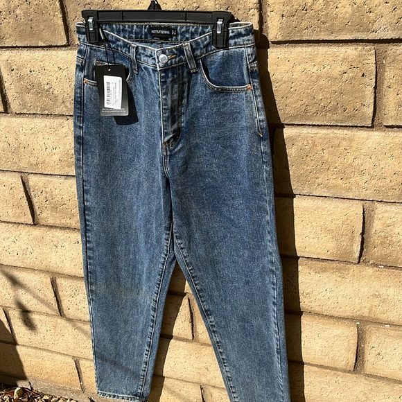 PrettyLittleThing Blue High Rise Jeans - Picture 2 of 9